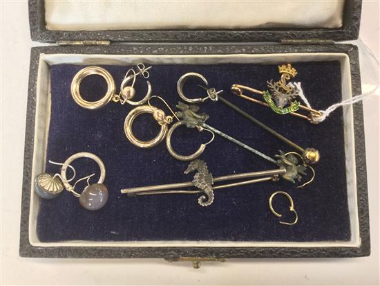 Highland Regimental sweetheart brooch, 15ct bar brooch, sundry earrings etc